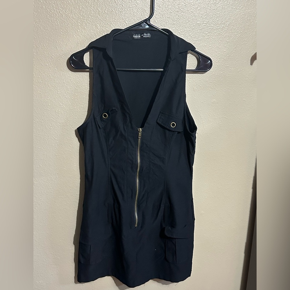Black L zip up  sleeveless dress with shorts - Picture 3 of 5
